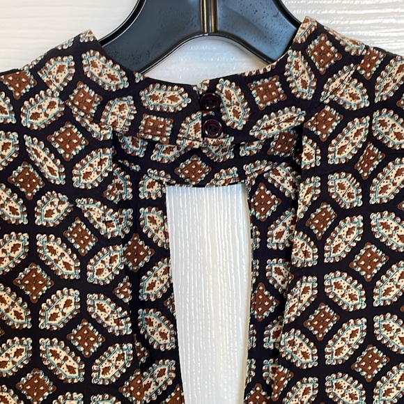 Soprano Geometric Pattern Keyhole Mini Dress - Picture 4 of 6